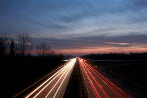 Langzeitbelichtung mit Autolichtern bei Dämmerung
