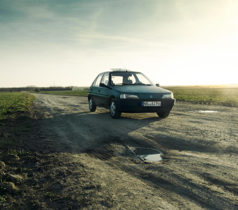 Peugeot 106 bei Dämmerung im Frühjahr.