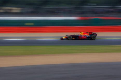 Formel1-Auto auf der Rennstrecke